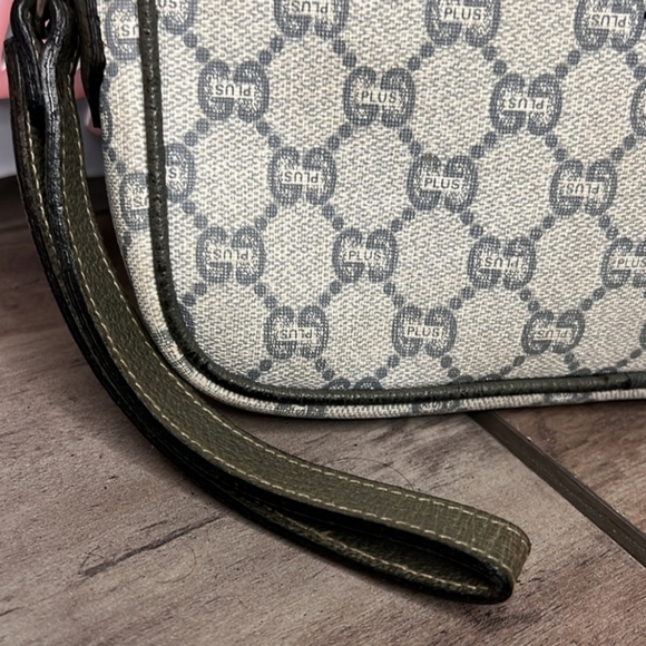 Gucci Plus Authentic Clutch/Wristlet EUC - Picture 6 of 13